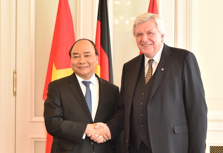 Thủ tướng Nguyễn Xuân Phúc và Thủ hiến bang Hessen Volker Bouffier. Ảnh: VGP