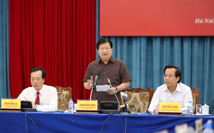 Phó Thủ tướng Trịnh Đình Dũng yêu cầu phải hết sức cảnh giác với bong bóng BĐS. Ảnh: VGP