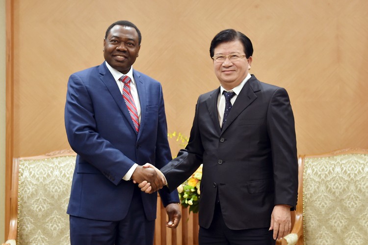 Phó Thủ tướng Trịnh Đình Dũng và  ông Olumuyiwa Benard Aliu, Chủ tịch Hội đồng ICAO. Ảnh: VGP