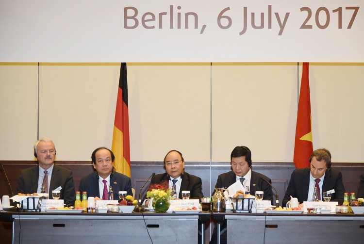 Thủ tướng Nguyễn Xuân Phúc gặp gỡ, đối thoại với một số doanh nghiệp hàng đầu của Đức. Ảnh: VGP