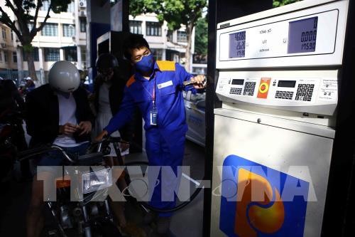 Khách hàng mua xăng tại cửa hàng xăng dầu số 9 Trần Hưng Đạo (Hà Nội). Ảnh: TTXVN
