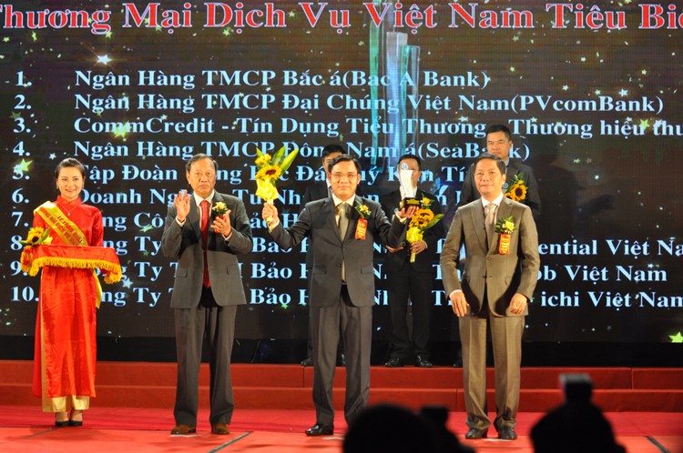 Ông Lê Văn Tần đại diện SeABank nhận giải thưởng Thương mại dịch vụ Việt Nam của Bộ Công thương trao tặng SeABank.