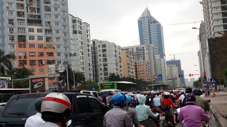 Nhà cao tầng gây ùn tắc trên phố Lê Văn Lương.