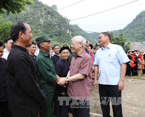 Tổng Bí thư Nguyễn Phú Trọng thăm hỏi bà con các dân tộc tỉnh Bắc Kạn. Ảnh: TTXVN