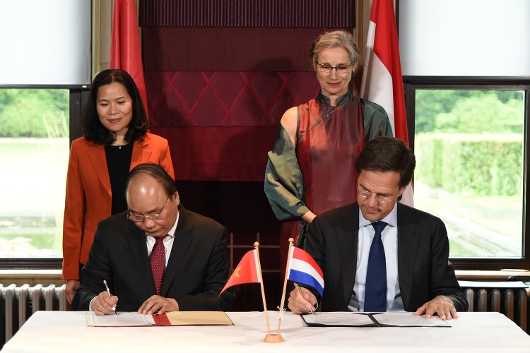 Hai Thủ tướng ký ý định thư giữa Chính phủ nước CHXHCN Việt Nam và Chính phủ Hà Lan về tạo thuận lợi triển khai các dự án chuyển đổi quy mô lớn để phát triển bền vững Đồng bằng sông Cửu Long. Ảnh: VGP