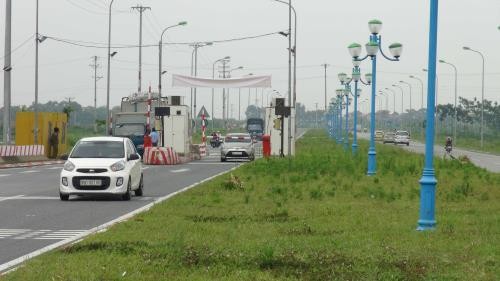 Các phương tiện giao thông lưu thông trên đường trục Trung tâm khu đô thị mới Mê Linh vào Quốc lộ 2 sẽ phải nộp phí từ ngày 11/7/2017. Ảnh: TTXVN