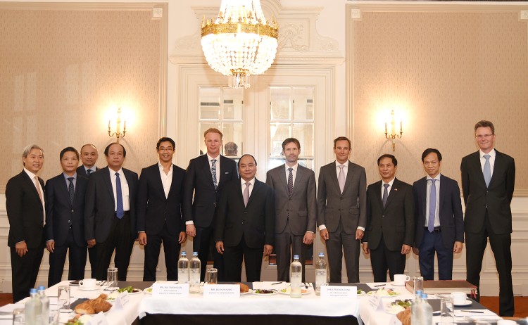 Thủ tướng Nguyễn Xuân Phúc làm việc với một số doanh nghiệp hàng đầu Hà Lan trong một số lĩnh vực như tài chính, năng lượng, đầu tư gián tiếp. Ảnh: VGP
