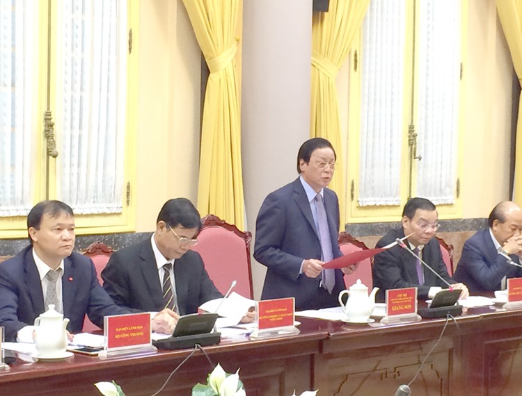Phó Chủ nhiệm Thường trực Văn phòng Chủ tịch nước Giang Sơn công bố Lệnh của Chủ tịch nước về việc công bố 6 luật mới được thông qua tại Kỳ họp thứ 3 Quốc hội khóa XIV. Ảnh: VGP
