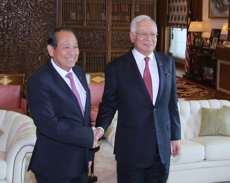 Phó Thủ tướng Thường trực Chính phủ Trương Hòa Bình và Thủ tướng Malaysia Najib Razak. Ảnh: VGP