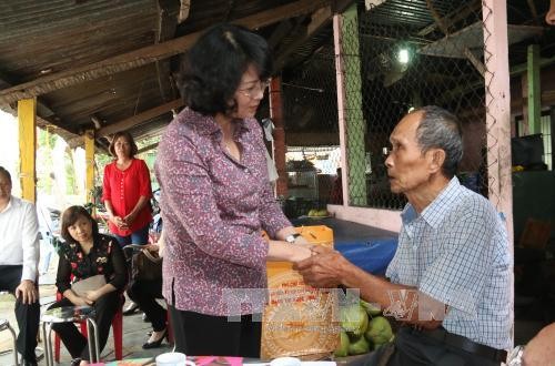 Phó Chủ tịch nước Đặng Thị Ngọc Thịnh thăm, tặng quà ông Nguyễn Văn Ước Ảnh: TTXVN