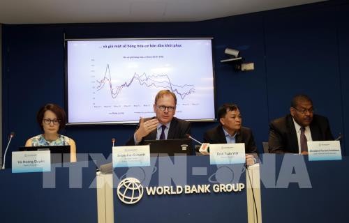Ông Sebastian Eckardt, Chuyên gia kinh tế trưởng, Quyền Giám đốc quốc gia WB tại Việt Nam trình bày báo cáo tại lễ công bố. Ảnh: TTXVN