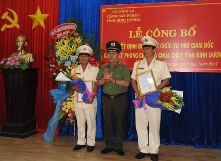Trung tướng Nguyễn Thanh Nam, Phó Tổng cục trưởng Tổng Cục Chính trị trao quyết định bổ nhiệm cho 2 phó giám đốc Cảnh sát PCCC tỉnh Bình Dương. Ảnh: báo Bình Dương