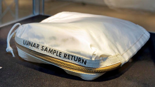 Chiếc túi chứa bụi và đất trên mặt trăng do phi hành gia Neil Armstrong sử dụng. Ảnh: AP.