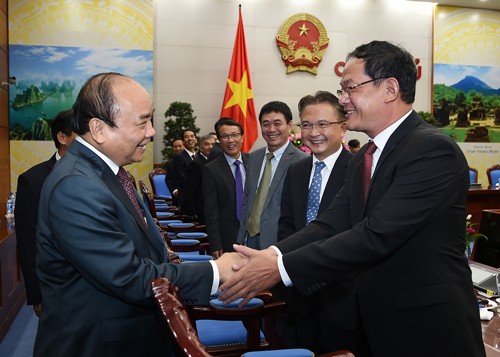 Thủ tướng chúc mừng các đồng chí được Đảng, Nhà nước giao nhiệm vụ làm Trưởng cơ quan đại diện của Việt Nam ở nước ngoài. Ảnh: VGP