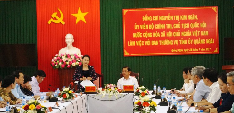 Chủ tịch Quốc hội Nguyễn Thị Kim Ngân làm việc với Ban Thường vụ Tỉnh ủy Quảng Ngãi. Ảnh: VGP