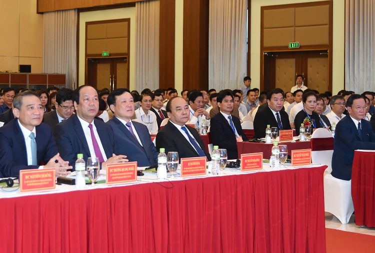 Thủ tướng Nguyễn Xuân Phúc và đại diện một số lãnh đạo bộ, ban, ngành dự Hội nghị Xúc tiến đầu tư tỉnh Sơn La năm 2017. Ảnh: VGP