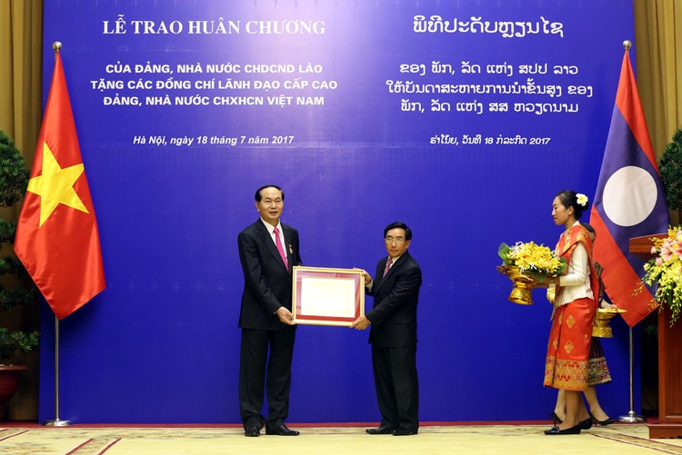 Đồng chí Phankham Viphavanh trao tặng Huân chương Vàng quốc gia Lào cho Chủ tịch nước Trần Đại Quang. Ảnh: VGP