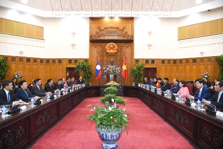 Thủ tướng Nguyễn Xuân Phúc tiếp Phó Chủ tịch nước, Thường trực Ban Bí thư Đảng Nhân dân cách mạng Lào Phankham Viphavanh. Ảnh: VGP