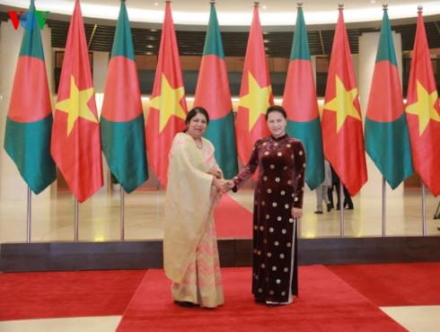 Chủ tịch Quốc hội Nguyễn Thị Kim Ngân và Chủ tịch Quốc hội Bangladesh Shirin Sharmin Chaudhury. Ảnh: VOV