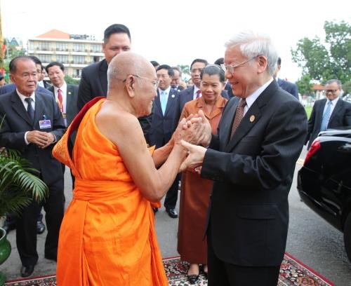Tiếp tục chương trình chuyến thăm cấp Nhà nước Vương quốc Campuchia , sáng 21/7/2017, tại Chùa Unalom ở Thủ đô Phnom Penh, Tổng Bí thư Nguyễn Phú Trọng thăm Đại Tăng thống Tep Vong. Ảnh: TTXVN