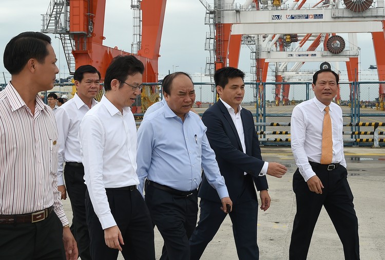 Thủ tướng Nguyễn Xuân Phúc thị sát Cảng Container quốc tế Cái Mép. Ảnh: VGP