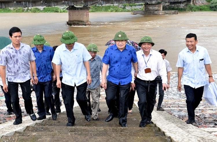 Ngay sau cuộc họp, Phó Thủ tướng Trịnh Đình Dũng đã thị sát tình hình ứng phó xả nước tại khu vực cầu Đuống. Ảnh: VGP