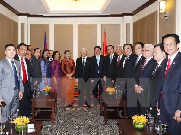 Tổng Bí thư Nguyễn Phú Trọng với các đại biểu Hội Hữu nghị Campuchia-Việt Nam và Nhóm Nghị sĩ hữu nghị Campuchia-Việt Nam. Ảnh: TTXVN