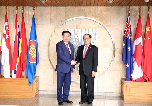 Phó Thủ tướng Vương Đình Huệ và Tổng Thư ký ASEAN Lê Lương Minh. Ảnh: VGP