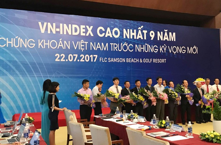Hội thảo “VN - Index cao nhất 9 năm - Chứng khoán Việt Nam trước những kỳ vọng mới. Ảnh: Hoàng Việt