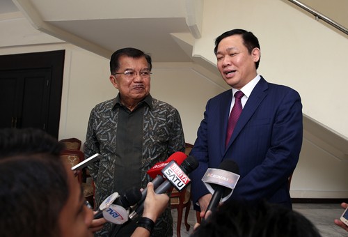 Ngày 21/7 sau hội kiến, Phó Thủ tướng Vương Đình Huệ và Phó Tổng Thống Jusuf Kalla đã gặp gỡ báo chí thông báo kết quả làm việc mà hai bên đã thống nhất. Ảnh: VGP