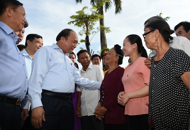 Thủ tướng thăm hỏi bà con nhân dân xã Tượng Sơn, huyện Thạch Hà, tỉnh Hà Tĩnh. Ảnh: VGP