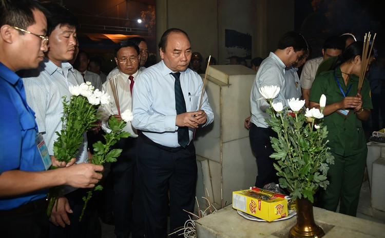 Thủ tướng dâng hương tại mộ của 10 cô gái hy sinh tại Ngã ba Đồng Lộc. Ảnh: VGP