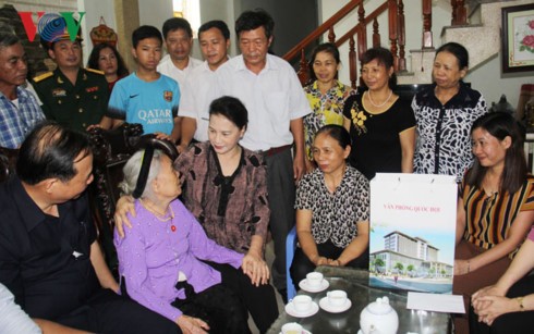 Chủ tịch Quốc hội thăm Mẹ Việt Nam anh hùng Nguyễn Thị Thu. Ảnh: VOV