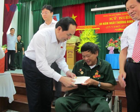 Chủ tịch nước tặng quà một thương binh tại Trung tâm điều dưỡng huyện Duy Tiên (Hà Nam). Ảnh: VOV