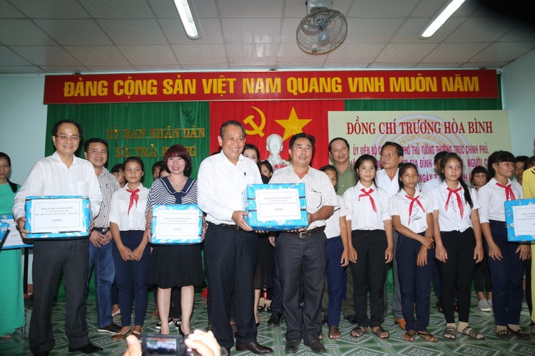 Phó Thủ tướng Thường trực Chính phủ Trương Hoà Bình thăm, tặng quà các gia đình chính sách, học sinh hiếu học huyện miền núi Tây Trà, tỉnh Quảng Ngãi. Ảnh: VGP