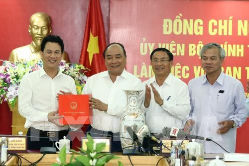 Thủ tướng Nguyễn Xuân Phúc tặng quà lưu niệm cho tỉnh Hà Tĩnh chiều 24/7/2017. Ảnh: TTXVN
