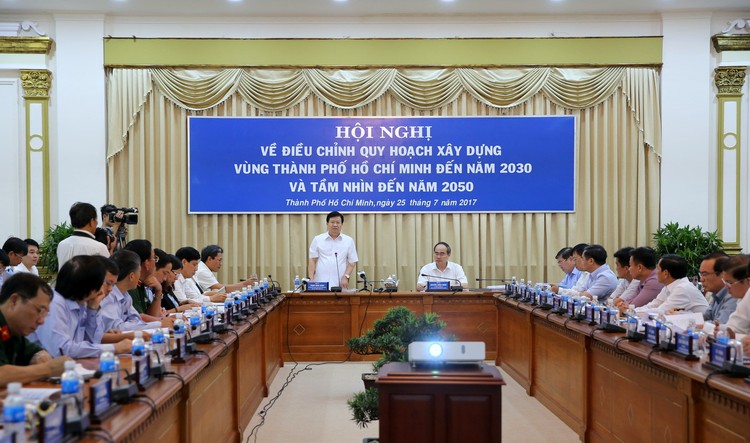 Phó Thủ tướng Trịnh Đình Dũng cùng Bí thư Thành ủy TPHCM Nguyễn Thiện Nhân đồng chủ trì Hội nghị về điều chỉnh Quy hoạch xây dựng vùng TPHCM đến năm 2030, tầm nhìn đến 2050. Ảnh: VGP
