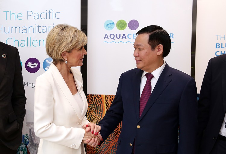 Phó Thủ tướng Vương Đình Huệ và Bộ trưởng Bộ Ngoại giao và Thương mại Australia, bà Julie Bishop. Ảnh: VGP