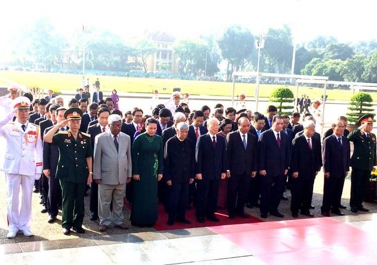 Các đồng chí lãnh đạo Đảng, Nhà nước, MTTQ Việt Nam vào Lăng viếng Chủ tịch Hồ Chí Minh. Ảnh: VGP