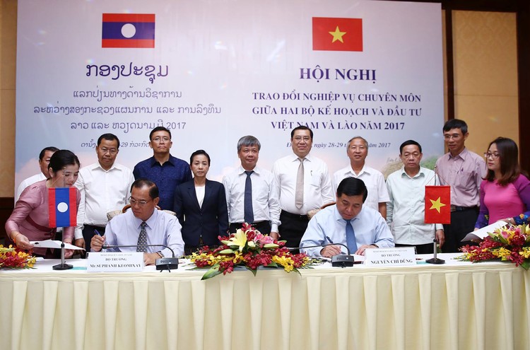 Bộ trưởng Nguyễn Chí Dũng và Bộ trưởng Xu-phăn Kẹo-mi-xay ký biên bản hợp tác giai đoạn 2017-2018.