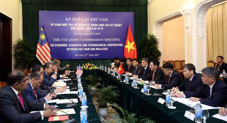 Phó Thủ tướng Phạm Bình Minh và Bộ trưởng Ngoại giao Malaysia Anifah Aman đồng chủ trì kỳ họp lần thứ năm Ủy ban Hợp tác kinh tế, khoa học, kỹ thuật Việt Nam-Malaysia. Ảnh: VGP
