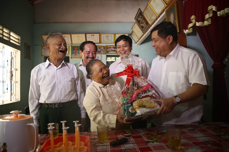 Bộ trưởng Bộ KH&ĐT Nguyễn Chí Dũng thăm gia đình bà Hồ Thị Giờ (Khe Sanh, Quảng Trị) – gia đình có công với cách mạng. Ảnh: VGP