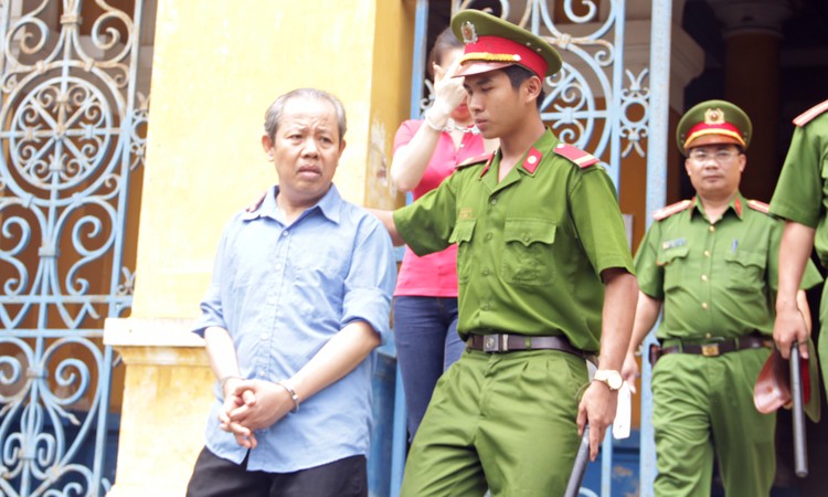 Bị cáo Lê Quốc Cường được dẫn giải về trại giam sau phiên tòa.