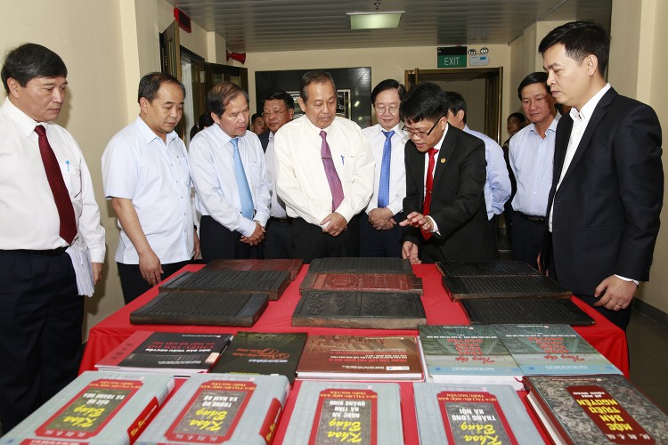 Phó Thủ tướng Trương Hòa Bình tham quan kho bảo quản bản gốc tài liệu Mộc bản triều Nguyễn. Ảnh: VGP