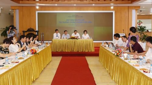 Ngày 8/8/2017, tại Hà Nội, diễn ra buổi Họp báo ra mắt thị trường chứng khoán phái sinh. Ảnh: TTXVN