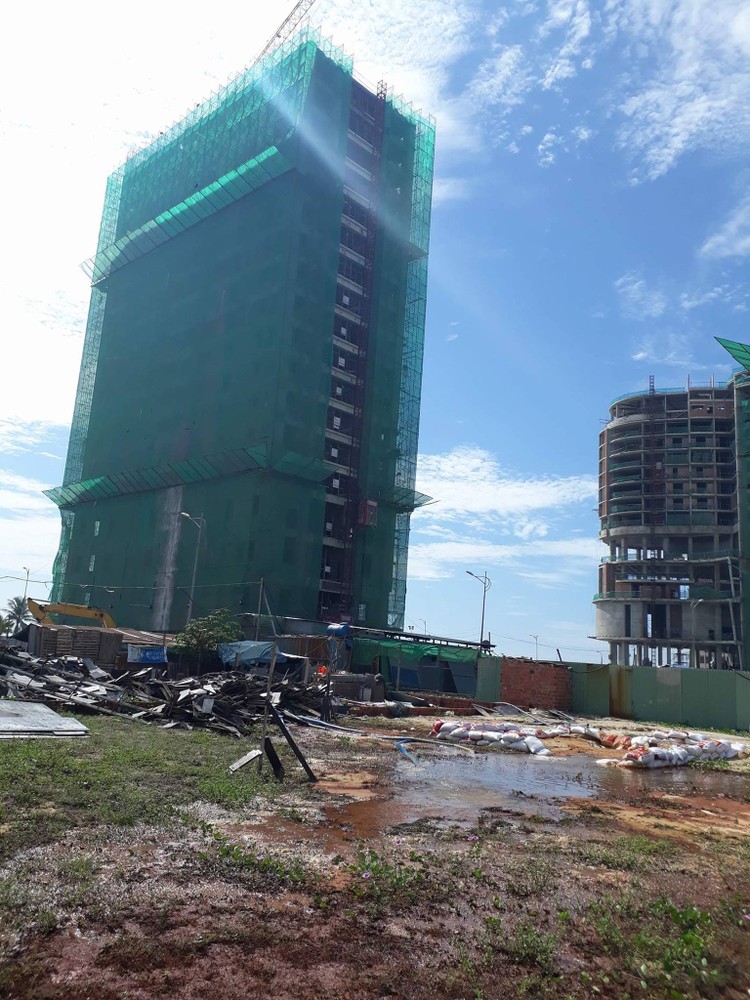 Khu phức hợp đô thị, thương mại dịch vụ Royal Era 1 (Condotel) do Cty CP TMS Hotel Đà Nẵng là đơn vị chủ đầu tư trong quá trình xây dựng đã tự ý đấu nối xả thải ra cửa biển khi chưa được phép gây ô nhiễm môi trường, hiện đang tạm đình chỉ thi công.