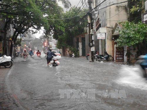 Ngập úng nhiều tuyến phố ở Hà Nội sau cơn mưa lớn. Ảnh minh họa: TTXVN