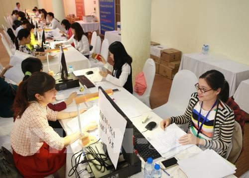 Điểm tiếp nhận hồ sơ quyết toán thuế thu nhập cá nhân năm 2016 của Cục thuế Hà Nội tại hội trường A1 khách sạn La Thành. Ảnh: TTXVN