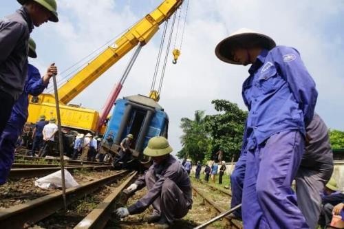 Ngành đường sắt khắc phục sự cố tàu SP2 trật bánh tại ga Yên Viên. Ảnh: BNEWS