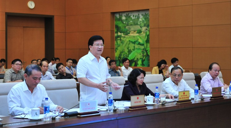 Phó Thủ tướng Trịnh Đình Dũng phát biểu trước cử tri. Ảnh: VGP